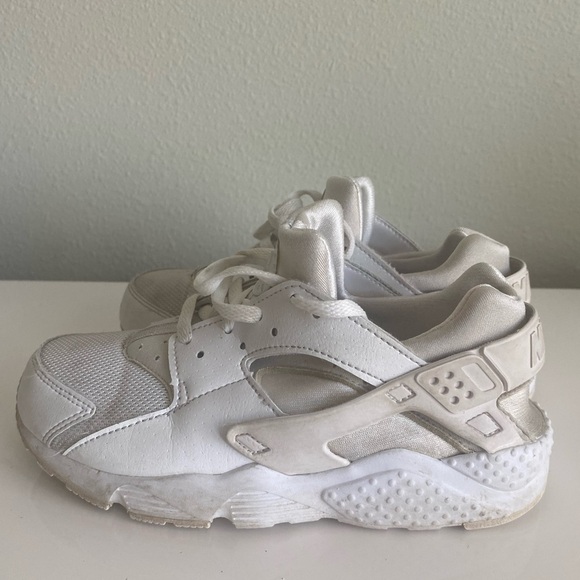 Nike Other - Kids White Nike huarache 2Y